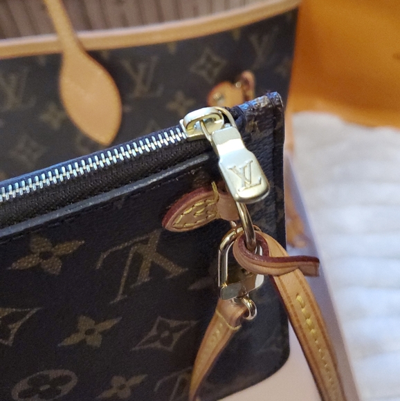 Louis Vuitton Neverfull MM with pouch in Beige Interior. - Picture 16 of 17